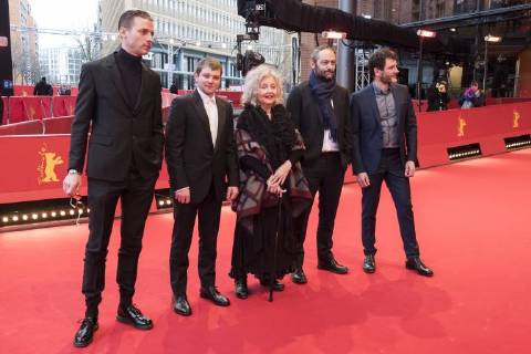 Anthony Bajon, Damien Chapelle und Alex Brendemühl mit Sauspielerin Hanna Schygulla und Regiesseur Cederic Kahn mit während der Premiere des Films LA PRIERE THE PRAYER anlässlich der 68. Internationalen Filmfestspiele Berlin 68. Internationale Filmfestspiele Berlin