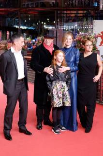 Regisseurin Laura Bispuri, Schauspielerinnen Alba Rohrwacher und Sara Casu, Schauspieler Udo Kier und Michele Carboni mit Festivaldirektor Dieter Kosslick während der Premiere des Films FIGLIA MIA anlässlich der 68. Internationalen Filmfestspiele Berlin snapshot-photography xK.M.Krause