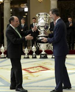 Spain s Felipe VI (R) presents Copa Stadium award to Iberdrola s President Jose Ignacio Sanchez Galan during National Sports Awards 2016 ceremony at El Pardo Palace in Madrid, Spain, 19 February 2018. Spanish Royals present 2016 National Sports Awards !ACHTUNG: NUR REDAKTIONELLE NUTZUNG!  Copyright: xBallesterosx GRAF4819 20180219-636546506667973144