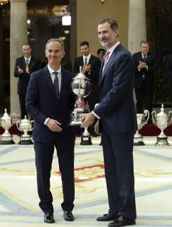 Spanish King Felipe VI (R) presents the Joaquin Blume trophy to a teacher of CEIP Ferroviario Ciudad Real during the National Sports Awards 2016 ceremony at El Pardo Palace in Madrid, Spain, 19 February 2018. Spanish Royals present 2016 National Sports Awards !ACHTUNG: NUR REDAKTIONELLE NUTZUNG!  Copyright: xBallesterosx GRAF4816 20180219-636546508697234152