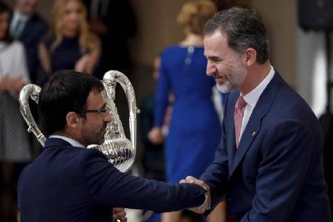 Spain s King Felipe VI (R) presents Infanta Sofia Award to Spanish athlete Jesus Angel Garcia Bragado (L) during National Sports Awards 2016 ceremony at El Pardo Palace in Madrid, Spain, 19 February 2018. Spanish Royals present 2016 National Sports Awards !ACHTUNG: NUR REDAKTIONELLE NUTZUNG!  Copyright: xEmilioxNaranjox GRAF4812 20180219-636546512059991708