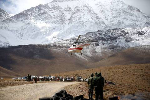 Themen der Woche Bilder des Tages Flugzeugabsturz im Iran: Rettungskräfte finden Wrack (180219) -- DENA, Feb. 19, 2018 -- Iranian rescuers search for the wreckage of a passenger plane that crashed on Sunday at Dena mountain, central Iran, on Feb. 19, 2018. Iran found the wreckage of the crashed Aseman Airlines ATR-72 plane on Monday and received condolences from Chinese, Russian and United Nations (UN) leaders for the victims of the incident and their families. ) (srb) IRAN-DENA-PLANE CRASH-SEARCH AryaxJafari 