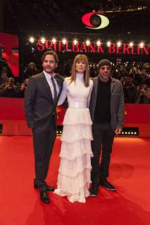 Daniel Brühl, Rosamund Pike und Jose Padilha auf dem roten Teppich der Berlinale zur Premiere von (7 Days in Entebbe) am 19.02.2018 in Berlin Daniel Brühl, Rosamund Pike und Jose Padilha auf dem roten Teppich der Berlinale zur Premiere von (7 Days in Entebbe) am 19.02.2018 in Berlin