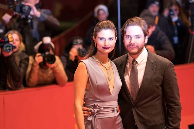 Schauspieler Daniel Brühl mit Felicitas Rombold während der Premiere des Films 7 DAYS IN ENTEBBE - 7 TAGE IN ENTEBBE anlässlich der 68. Berlinale snapshot-photography xK.M.Krause