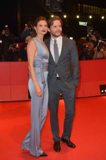 68eme Festival International du film de Berlin. Berlinale. Presentation du film Seven days in Entebbe . BERLINALE 2018 Berlin international Film Festival Premiere of the movie Seven days in Entebbe Daniel Bruhl and girlfriend 224326 2018-02-19 Berlin Allemagne  Copyright: xThomasxBohlenx xStarfacex STAR_224326_004