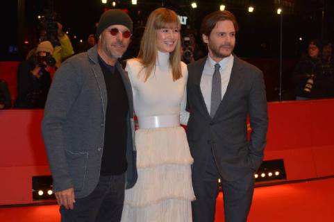 68eme Festival International du film de Berlin. Berlinale. Presentation du film Seven days in Entebbe . BERLINALE 2018 Berlin international Film Festival Premiere of the movie Seven days in Entebbe Daniel Bruel, Jose Padilha and Rosamund Pike 224326 2018-02-19 Berlin Allemagne  Copyright: xThomasxBohlenx xStarfacex STAR_224326_009