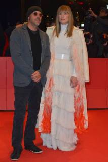 68eme Festival International du film de Berlin. Berlinale. Presentation du film Seven days in Entebbe . BERLINALE 2018 Berlin international Film Festival Premiere of the movie Seven days in Entebbe Jose Padilha and Rosamund Pike 224326 2018-02-19 Berlin Allemagne  Copyright: xThomasxBohlenx xStarfacex STAR_224326_010