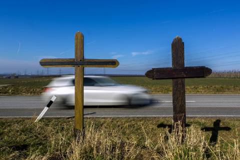 Zwei Kreuze stehen an einer Landstraße in der Nähe von Wachtberg. Nach Angaben des ADAC starben 2017 mehr als 3200 Menschen auf Deutschlands Straßen. Symbolbild Unfalltote