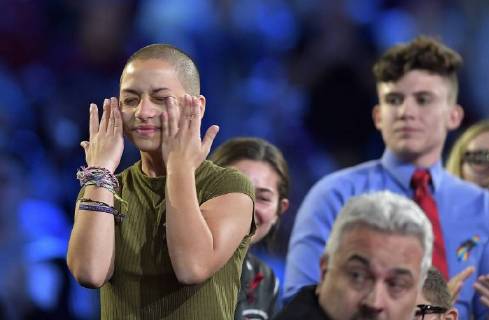 Themen der Woche Bilder des Tages Amoklauf in Parkland: Town Hall Meeting in Sunrise February 21, 2018 - Sunrise, FL, USA - Marjory Stoneman Douglas High School student Emma Gonzalez wipes away tears during a CNN town hall meeting on Wednesday, Feb. 21, 2018, at the BB&T Center, in Sunrise, Fla. Sunrise USA - ZUMAm67_ 20180221_zaf_m67_096 Copyright: xMichaelxLaughlinx