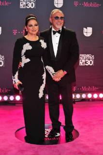 Cuban-US couple artists Gloria (L) and Emilio Estefan pose on his arrival to the carpet of the 30th edition of the Lo Nuestro Award to the Latin Music, at the American Airlines Arena in Miami, USA, 22 February 2018. Famous and popular Latinos parade in carpet of Lo Nuestro Award !ACHTUNG: NUR REDAKTIONELLE NUTZUNG!  Copyright: xGIORGIOxVIERAx MIA00 20180223-636549554394459071
