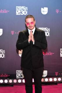 Colombian singer J Balvin poses on his arrival to the carpet of the 30th edition of the Lo Nuestro Award to the Latin Music, at the American Airlines Arena in Miami, USA, 22 February 2018. Famous and popular Latinos parade in carpet of Lo Nuestro Award !ACHTUNG: NUR REDAKTIONELLE NUTZUNG!  Copyright: xGIORGIOxVIERAx MIA00 20180223-636549580993083071
