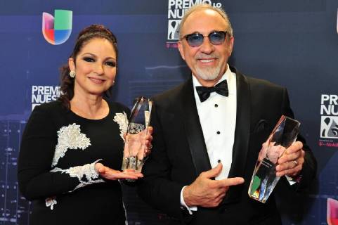 The couple of Cuban-American artists Emilio and Gloria Estefan pose with their awards in the press room of the 30th edition of the Lo Nuestro Award to the Latin Music, at the American Airlines Arena in Miami, USA, 22 February 2018. Famous and popular Latinos parade in carpet of Lo Nuestro Award !ACHTUNG: NUR REDAKTIONELLE NUTZUNG!  Copyright: xGIORGIOxVIERAx MIA00 20180223-636549614452475989