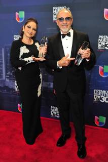 The couple of Cuban-American artists Emilio and Gloria Estefan pose with their awards in the press room of the 30th edition of the Lo Nuestro Award to the Latin Music, at the American Airlines Arena in Miami, USA, 22 February 2018. Famous and popular Latinos parade in carpet of Lo Nuestro Award !ACHTUNG: NUR REDAKTIONELLE NUTZUNG!  Copyright: xGIORGIOxVIERAx MIA00 20180223-636549615083807989