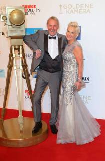 Jörg Wontorra + Freundin Susanne Bausch bei der Verleihung der Goldene Kamera in der Messe-Hamburg, Karolinenstrasse Copyright imago stock&people GmbH Tinkeres Datum: 22.02.2018 Goldene Kamera