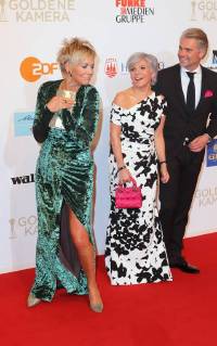 Inka Bause + Birgit Schrowange mit Freund Frank Spothelfer bei der Verleihung der Goldene Kamera in der Messe-Hamburg, Karolinenstrasse Copyright imago stock&people GmbH Tinkeres Datum: 22.02.2018 Goldene Kamera
