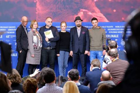 Regisseur Karim Ainouz, Schauspieler Qutaiba Nafea und Ibrahim Al Hussein mit dem Amnesty International Filmpreis für den Film ZENTRALFLUGHAFEN THF anlässlich der Preisverleihung der 68. Internationalen Filmfestspiele Berlin snapshot-photography xSeeliger