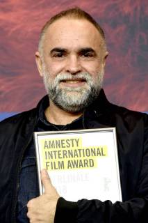 Karim Ainouz mit dem Amnesty International Filmpreis für Central Airport THF Zentralflughafen THF bei der Preisverleihung der Unabhängigen Jurys auf der Berlinale 2018 68. Internationale Filmfestspiele Berlin im Hotel Grand Hyatt. Berlin, 24.02.2018