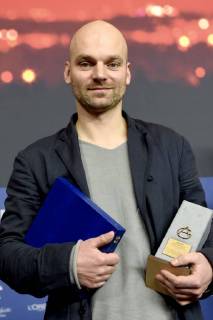 Themen der Woche Bilder des Tages Thomas Stuber mit dem Preis der Ökumenischen Jury und den Gilde Filmpreis für In den Gängen In the Aisles bei der Preisverleihung der Unabhängigen Jurys auf der Berlinale 2018 68. Internationale Filmfestspiele Berlin im Hotel Grand Hyatt. Berlin, 24.02.2018