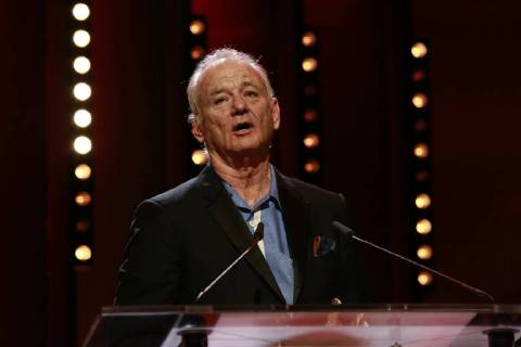 Bill Murray nimmt für Wes Anderson den Silbernen Bären für die Beste Regie entgegen und spricht anschließend auf der Bühne der Abschlussveranstaltung der 68. Berlinale am 24.02.2018 in Berlin im Berlinale Palast Bill Murray nimmt für Wes Anderson den Silbernen Bären für die Beste Regie entgegen und spricht anschließend auf der Bühne der Abschlussveranstaltung der 68. Berlinale am 24.02.2018 in Berlin im Berlinale Palast