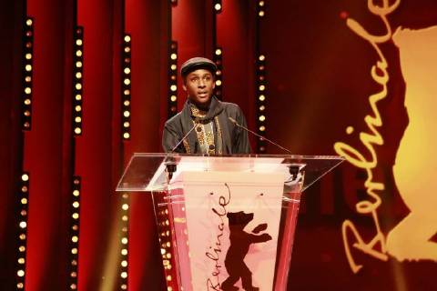 Samuel Ishimwe spricht nach Erhalt des Silbernen Bären Preis der Jury Kurzfilmkategorie für Imfura während der Abschlussveranstaltung der 68. Berlinale der Internationalen Filmfestspiele in Berlin im Berlinale Palast Samuel Ishimwe spricht nach Erhalt des Silbernen Bären Preis der Jury Kurzfilmkategorie für Imfura während der Abschlussveranstaltung der 68. Berlinale der Internationalen Filmfestspiele in Berlin im Berlinale Palast