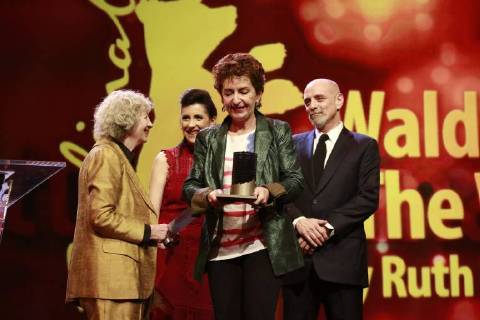 Ruth Beckermann, Gewinnerin des Glashütte Original Dokumentarfilmpreises für den Film Waldheims Walzer auf der Bühne der Abschlussveranstaltung der 68. Berlinale am 24.02.2018 in Berlin im Berlinale Palast Ruth Beckermann, Gewinnerin des Glashütte Original Dokumentarfilmpreises für den Film Waldheims Walzer auf der Bühne der Abschlussveranstaltung der 68. Berlinale am 24.02.2018 in Berlin im Berlinale Palast