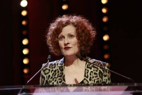 Stephanie Zacharek, Jurymitglied der internationalen Berlinale Jury, spricht auf der Bühne der Preisverleihung auf der 68. Berlinale am 24.02.2018 in Berlin im Berlinale Palas Stephanie Zacharek, Jurymitglied der internationalen Berlinale Jury, spricht auf der Bühne der Preisverleihung auf der 68. Berlinale am 24.02.2018 in Berlin im Berlinale Palast
