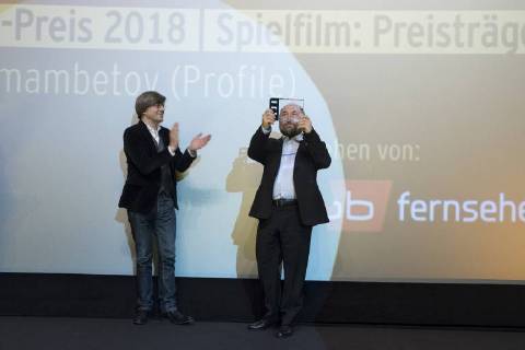Dr. Jan Schulte-Kellinghaus und Regisseur Timur Bekmambetov mit dem Panorama Publikums Preis für den Film PROFILE während der Verleihung des Panorama Publikumspreises anlässlich der 68. Internationalen Filmfestspiele Berlin 68. Internationale Filmfestspiele Berlin
