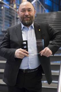 Regisseur Timur Bekmambetov mit dem Panorama Publikums Preis für den Film PROFILE während der Verleihung des Panorama Publikumspreises anlässlich der 68. Internationalen Filmfestspiele Berlin 68. Internationale Filmfestspiele Berlin