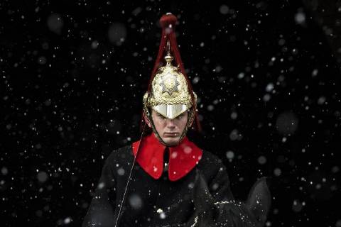 Bilder des Tages February 26, 2018 - London, London, UK - London, UK. A member of the Household Cavalry Mounted Regiment on guard as snow falls on Whitehall. Severe cold, blizzards and heavy snow are expected as the Beast from the East brings freezing Siberian air to the UK. London UK  - ZUMAl94_ 20180226_zaf_l94_027 Copyright: xRobxPinneyx