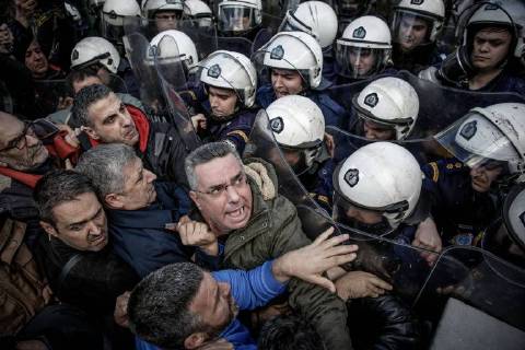 Bilder des Tages February 26, 2018 - Athens, Greece - Municipal workers clash with police outside Greek parliament. Greece s government is opening Monday a last round of reforms talks with bailout creditors, just five months before the country s massive rescue loan program ends. Athens Greece - ZUMAe114 20180226_zaa_e114_003 Copyright: xEurokinissix