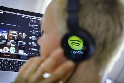 Das Logo des Musik Streaming Dienstes Spotify spiegelt sich in einem Kopfhoerer. Berlin, 27.02.2018. Berlin Deutschland