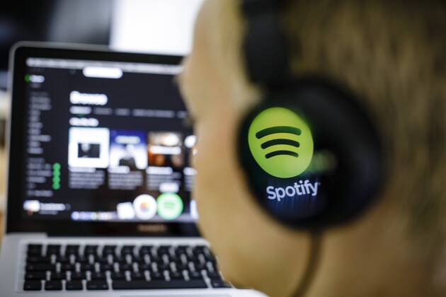 Das Logo des Musik Streaming Dienstes Spotify spiegelt sich in einem Kopfhoerer. Berlin, 27.02.2018. Berlin Deutschland
