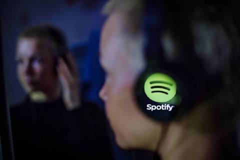 Das Logo des Musik Streaming Dienstes Spotify spiegelt sich in einem Kopfhoerer. Berlin, 27.02.2018. Berlin Deutschland