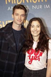 Patrick Schwarzenegger mit Bloggerin bei der Premiere des Kinoflims Midnight Sun - Alles für dich in den Village Cinemas. Wien, 27.02.2018