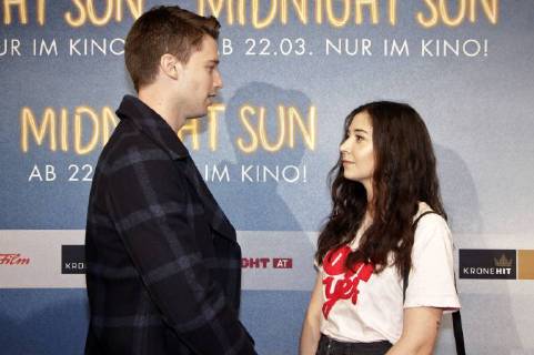 Patrick Schwarzenegger mit Bloggerin bei der Premiere des Kinoflims Midnight Sun - Alles für dich in den Village Cinemas. Wien, 27.02.2018