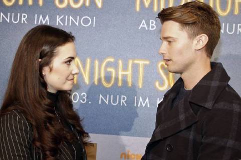 Patrick Schwarzenegger mit Bloggerin bei der Premiere des Kinoflims Midnight Sun - Alles für dich in den Village Cinemas. Wien, 27.02.2018