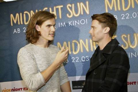 Patrick Schwarzenegger mit Blogger bei der Premiere des Kinoflims Midnight Sun - Alles für dich in den Village Cinemas. Wien, 27.02.2018