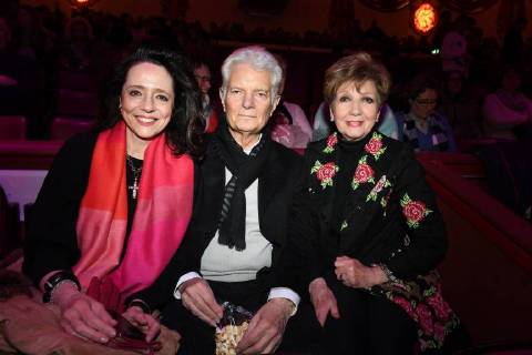 Peter Horten mit Ehefrau Slava Kantcheff und Carolin Reiber Premiere Circus Krone 3. Winterprogramm Manege Circus Kronebau München 01.03.2018.