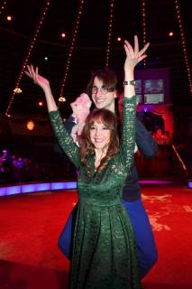 Cornelia Corba mit Adoptivsohn Benjamin Premiere Circus Krone 3. Winterprogramm Manege Circus Kronebau München 01.03.2018.