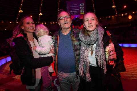 Franz Xaver Kroetz mit seine Töchtern Josefine und Magdalena sowie seine Enkelin Premiere Circus Krone 3. Winterprogramm Manege Circus Kronebau München 01.03.2018.