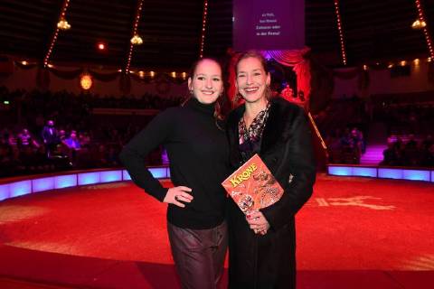 Lisa Seitz mit Tochter Luzie Premiere Circus Krone 3. Winterprogramm Manege Circus Kronebau München 01.03.2018.