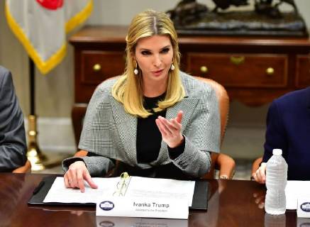 Bilder des Tages Bilder des Tages Ivanka Trump, the daughter of President Donald Trump, leads a bipartisan round table discussion with members of Congress and the private sector on anti sex trafficking measures and legislation, at the White House in Washington, D.C. on March 13, 2018.  WAP20180313345 KEVINxDIETSCH