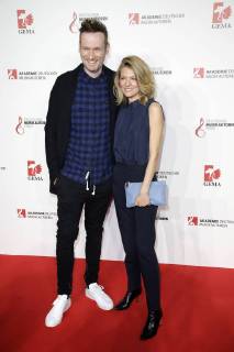 Ella Endlich mit Begleitung bei der 10. Verleihung des Deutschen Musikautorenpreises 2018 im Hotel Ritz Carlton. Berlin, 15.03.2018