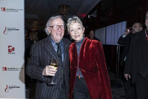Musiker Klaus Doldinger und seine Ehefrau Inge Doldinger mit einem Glas Sekt bei dem Musikautorenpreis am 16.03.2018 in Berlin