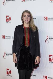 Gewinnerin des Nachwuchspreises Anna-Marlene Bicking bei dem Musikautorenpreis am 16.03.2018 in Berlin