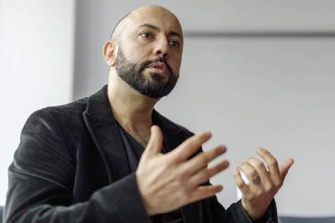 Politiker Ferat Kocak (Die Linke) während eines Interviews in Berlin snapshot-photography F.Boillot