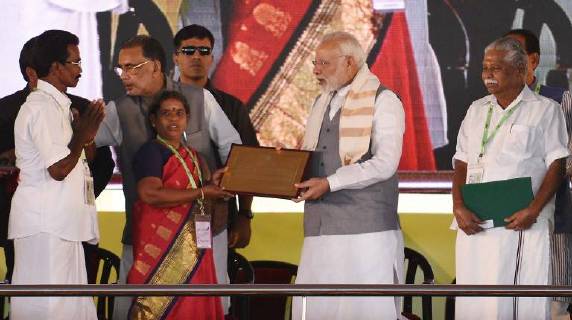 NEW DELHI, INDIA - MARCH 17: Prime Minister Narendra Modi presents Krishi Karman Award to a women farmer Thirumathi R. Rasrthi from Tamil Nadu during the Krishi Unnati Mela 2018, at Pusa, on March 17, 2018 in New Delhi, India. Prime Minister Narendra Modi on Saturday said confusion is being spread about the budget decision to fix MSP for crops, at least 1.5 times the production cost, and assured farmers that all major costs incurred will be included while declaring the support price. (Photo by Raj K Raj Hindustan Times ) Prime Minister Narendra Modi Addresses Krishi Unnati Mela 2018