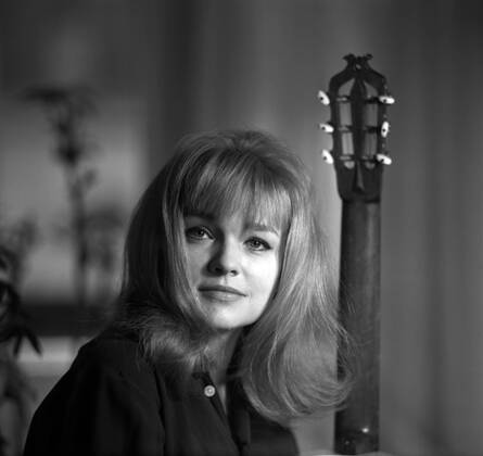 01.05.1968, Berlin, DEUTSCHE DEMOKRATISCHE REPUBLIK, DDR - Eva-Maria Hagen, Schauspielerin. (Berlin, DDR, deutsch, Deutsche Demokratische Republik, Deutschland, Europa, europaeisch, europäisch, Eva Maria Hagen, Eva-Maria Hagen, GDR, Hagen, historisch, innen, Innenaufnahme, Persoenlichkeit, Portraet, Portrait, QF, Quadrat, Querformat, s w, Saengerin, Schauspielerin, schwarz, schwarz weiss, schwarz-weiss, Schwarzweiss, Westeuropa, Zeitdokument, Zeitgeschichte) 00S680501KF006HAGEN.JPG