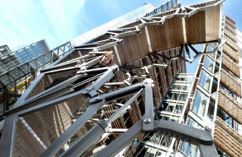 Picture by Roger Bamber: 6 September 2004: Bridge Art.. Sculptor Thomas Heatherwick stands in his curled up Rolling Bridge in Paddington Basin, London ready for the launch of Three Bridges by the Public Art Development Trust and The Paddington Development Corporation. The hydraulic rolling bridge, which uncurls to straddle the canal, is accompanied by a rotating Helix Bridge by Marcus Taylor and a glass bridge by Langlands and Bell., Copyright: Topfoto !ACHTUNG AUFNAHMEDATUM GESCHÄTZT! UnitedArchives1386663