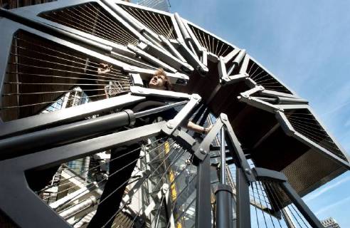 Picture by Roger Bamber: 6 September 2004: Bridge Art.. Sculptor Thomas Heatherwick stands in his curled up Rolling Bridge in Paddington Basin, London ready for the launch of Three Bridges by the Public Art Development Trust and The Paddington Development Corporation. The hydraulic rolling bridge, which uncurls to straddle the canal, is accompanied by a rotating Helix Bridge by Marcus Taylor and a glass bridge by Langlands and Bell., Copyright: Topfoto !ACHTUNG AUFNAHMEDATUM GESCHÄTZT! UnitedArchives1386710